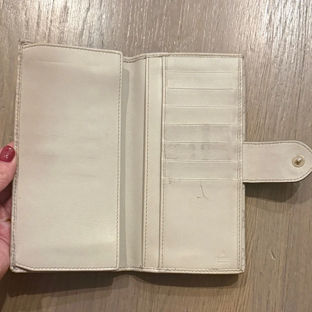 Gucci Beige Wallet with Gold Heart Detail - Picture 4 of 8